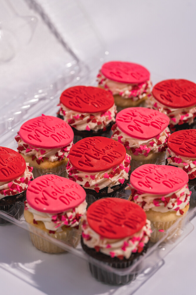 Happy mothers day cupcakes 12-pack Happy mothers day cupcakes 12-pack from Mia's Bakery